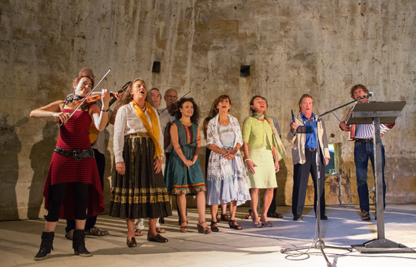 L'ensemble dell'Odin Teatret ringrazia cantando